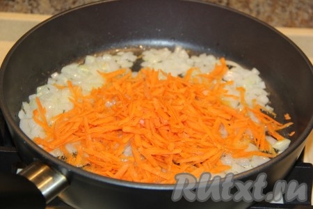 Когда лук обжарится до прозрачности, добавить очищенную морковку, натёртую на крупной тёрке, перемешать и обжарить, помешивая время от времени, минут 5.