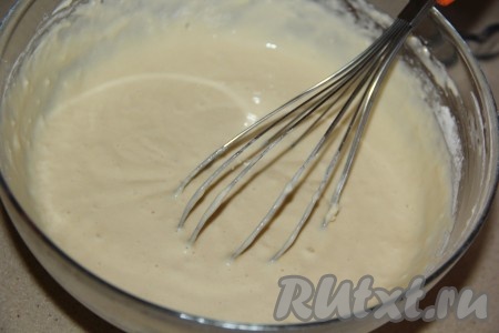 Тесто для заливного пирога получится достаточно жидким, напоминающим тесто для оладий.
