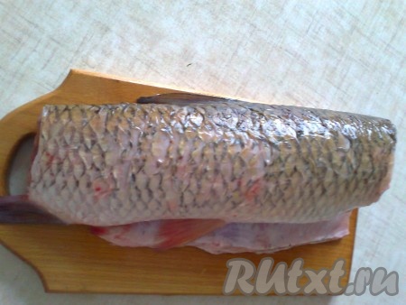 Голову и хвост отрезать и использовать для приготовления рыбного супа. При желании, можно запекать рыбку целиком.
