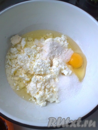 В одной ёмкости соединяем творог, яйцо, яичный белок, сахар, подсолнечное масло, ванильный сахар, соль.
