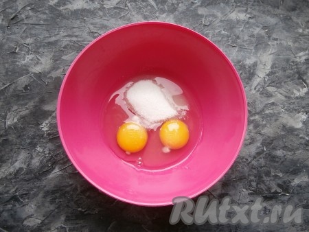 К двум яйцам добавить соль и сахар.
