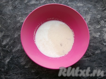 В тёплое молоко добавить сухие дрожжи и сахар, перемешать. Температура молока должна быть не более 40 градусов.
