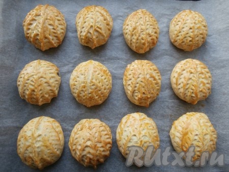 Выпекать печенье с грецкими орехами в разогретой до 180 градусов духовке до золотистости (30-35 минут).
