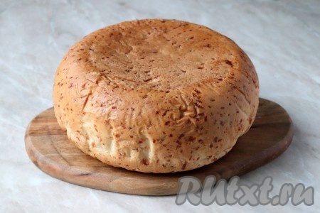 По истечении времени переложите румяный хлебушек на решётку и оставьте его до полного остывания. 

