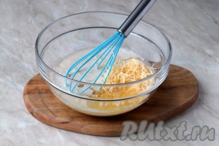 По прошествии времени в миску с запенившейся опарой добавьте сыр, натёртый на средней тёрке, растительное масло и соль, перемешайте. 
