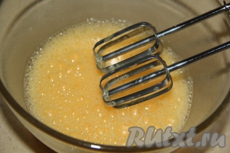 Теперь замесим тесто, прежде всего нужно взбить миксером в достаточно глубокой миске яйца до пышного состояния (взбивать минуты 2).
