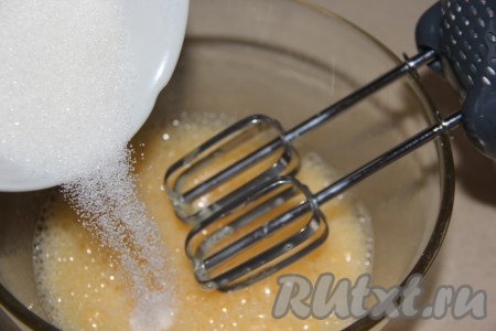 Добавить сахар к яйцам и взбивать на средней скорости миксера минут 5-7.
