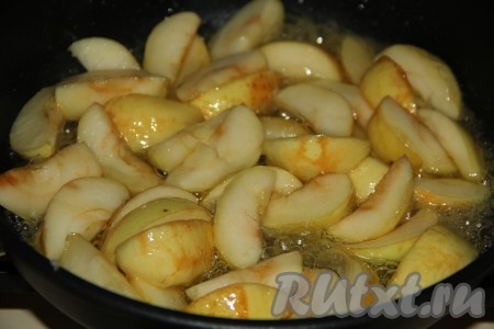 Аккуратно перемешать яблоки с сиропом и потомить на медленном огне минут 7, иногда аккуратно перемешивая. За это время яблоки карамелизируются.