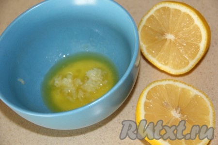 Приготовить маринад, для этого сливочное масло растопить, немного остудить и соединить с лимонным соком, добавить пропущенный через пресс чеснок, соль и хорошо перемешать.
