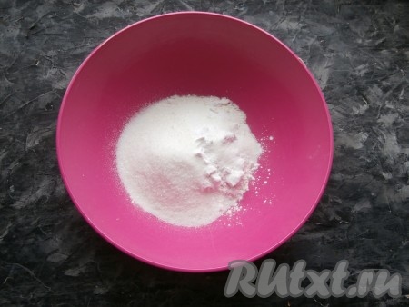 В миске смешать муку, соль, сахар, крахмал и ванильный сахар.
