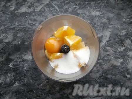 Кусочки апельсина поместить в чашу блендера, добавить яйцо, всыпать сахар и щепотку соли.