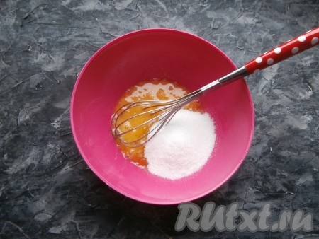Расколотить яйцо венчиком, добавить сахар и ванильный сахар.