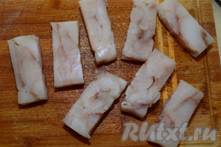 Размороженное филе минтая нарезать на кусочки (у меня филе в прессованном виде, поэтому его очень удобно нарезать на кусочки, примерно, одинакового размера). Посолить рыбу по вкусу.
