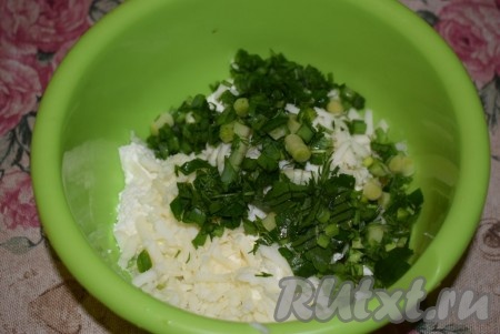 Измельчим зелёный лук и зелень, отправим в миску к остальным ингредиентам. В данном рецепте зелень кладите по своему вкусу, можно использовать только зелёный лук, укроп или петрушку.
