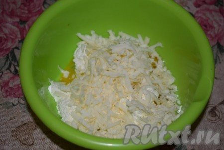 Сыр (я взяла сулугуни) натрём на крупной тёрке и переложим в миску с творогом и яйцами.
