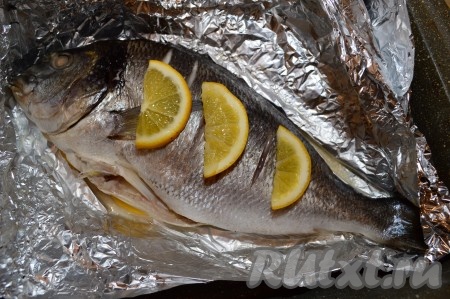 Достаньте готовую дораду из духовки, разверните фольгу и можно наслаждаться этой вкуснейшей морской рыбкой.
