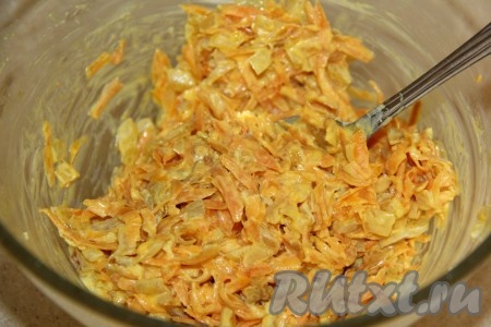 К получившейся морковно-луковой смеси добавить пару столовых ложек майонеза, перемешать начинку.