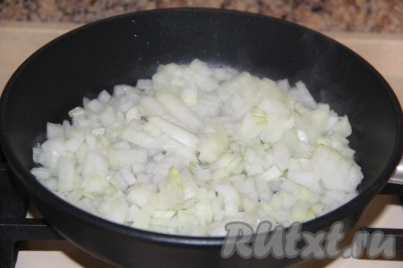 Для начала приготовим начинку, для этого очищенную луковицу нужно нарезать не слишком мелко и выложить в сковороду, разогретую с небольшим количеством растительного масла.
