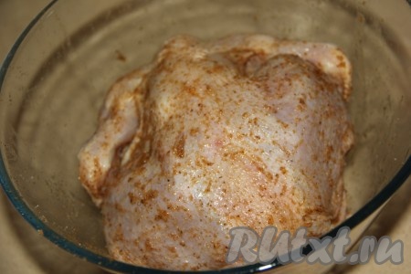 Хорошо натереть курицу внутри и снаружи приправой и солью, оставить мариноваться в прохладном месте минимум на 3-4 часа.
