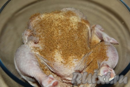 К курочке всыпать приправу для курицы и соль.
