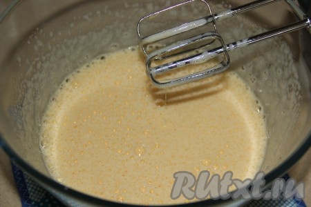 Взбить яйца с сахаром с помощью миксера в течение 7 минут.
