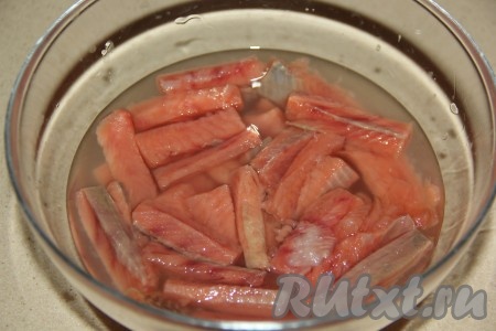 Залить филе горбуши уксусом. Уксус должен полностью покрыть рыбу. В таком виде оставить рыбку на 30 минут.
