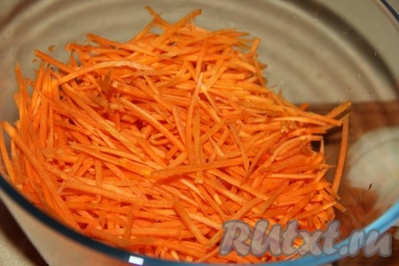 Пока горбуша маринуется, почистить лук и морковь. Морковь натереть на тёрке для корейской моркови.