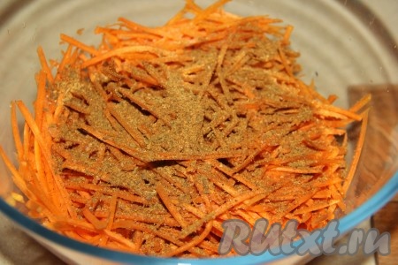 К натёртой морковке добавить приправу для корейской моркови.
