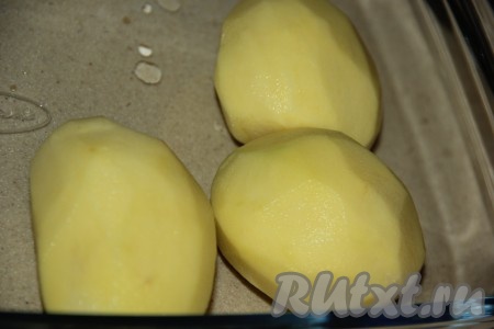 Картошку почистить и нарезать на, примерно, одинаковые кружочки. 
