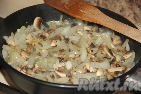 Обжарить грибы с луком, помешивая, в течение 10 минут. 