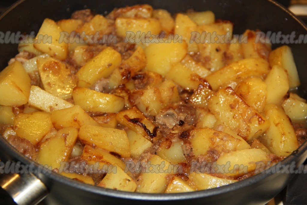 Как пожарить картошку с тушёнкой на сковороде - 8 пошаговых фото в рецепте