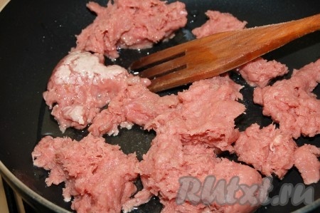 Полученный мясной фарш обжарить на сливочном масле.