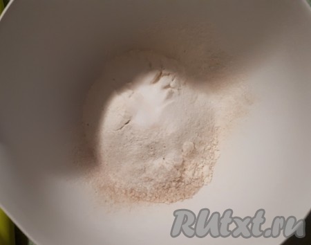 В миску просеять муку, корицу, разрыхлитель, соль и ванильный сахар.
