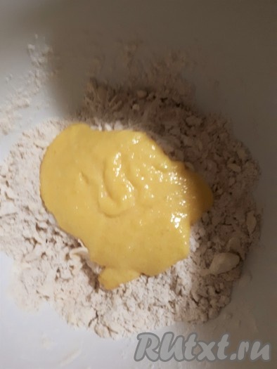 Добавить желтки, растёртые с сахаром, в крошку из муки и масла, быстро замесить мягкое, приятное в работе песочное тесто.
