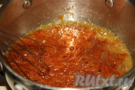 Добавить соль, мягкое сливочное масло и влить горячие сливки, перемешать карамель венчиком.