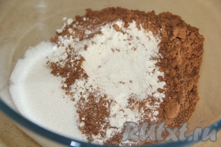 Для начала замесим тесто для чизкейка, для этого в миске нужно соединить муку, сахар и какао.