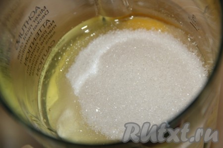 В чашу с творогом и сметаной добавить яйца, сахар и ванильный сахар.
