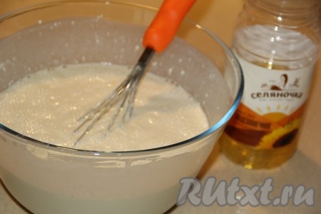 Блинное тесто должно получиться однородным, не совсем жидким, но и не густым, влить в него растительное масло и ещё раз перемешать. Оставить тесто на 10 минут.
