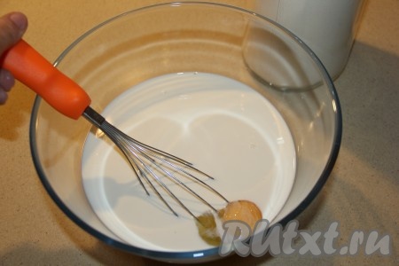 Соединить в миске молоко и сливки, добавить яйца, сахар и соль.
