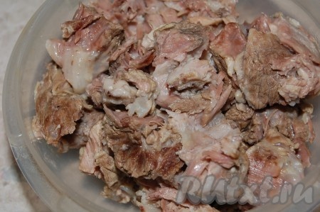 Когда мясо будет готово, достать его из кастрюли, разобрать и нарезать на мелкие кусочки.