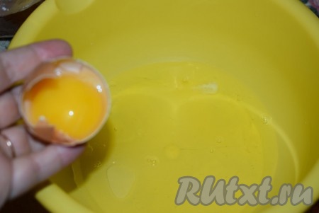 Яйца хорошо моем в горячей воде, так как в десерт идут сырые яйца. Отделяем желтки от белков (если желток попадёт в белковую массу, белки в дальнейшем не взобьются).
