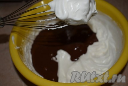 Добавляем шоколадную помадку к белкам и перемешиваем миксером, примерно, 1 минуту.
