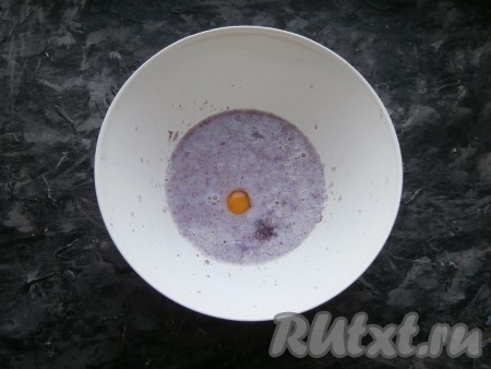 К пекинской капусте, измельчённой в пюре, влить молоко с водой, добавить яйцо.