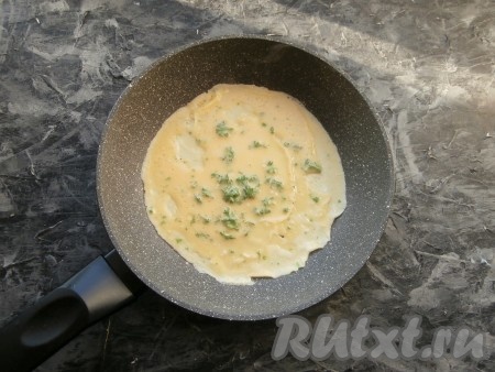 В разогретую с небольшим количеством растительного масла сковороду налить часть яичного теста, распределить его по всей сковороде.