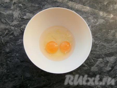 Яйца разбить в миску, добавить по щепотке соли и сахара.