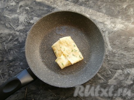 С помощью лопатки сложить блинчик конвертиком, подержать на сковороде ещё секунд 30.
