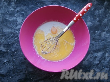 Добавить яйцо комнатной температуры, соль, растопленное и охлаждённое до тёплого состояния сливочное масло.
