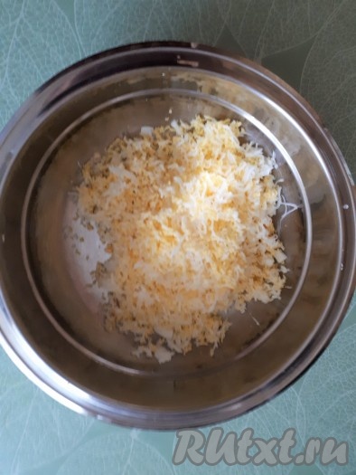 Отваренные вкрутую яйца (варить нужно в течение 8-10 минут с момента закипания воды) очистить, натереть на мелкой тёрке и выложить в миску.