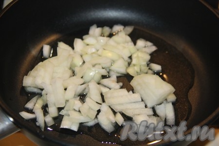 Пока варится крупа с картофелем, на сковороду выложить немного жира из банки с тушёнкой и мелко нарезанную очищенную луковицу.
