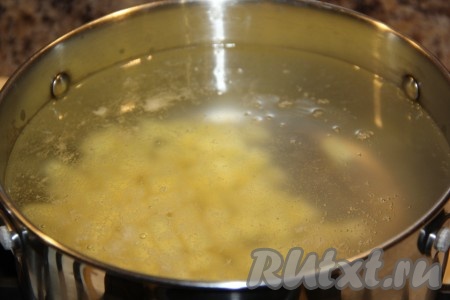 Когда вода закипит, выложить в неё нарезанную картошку.
